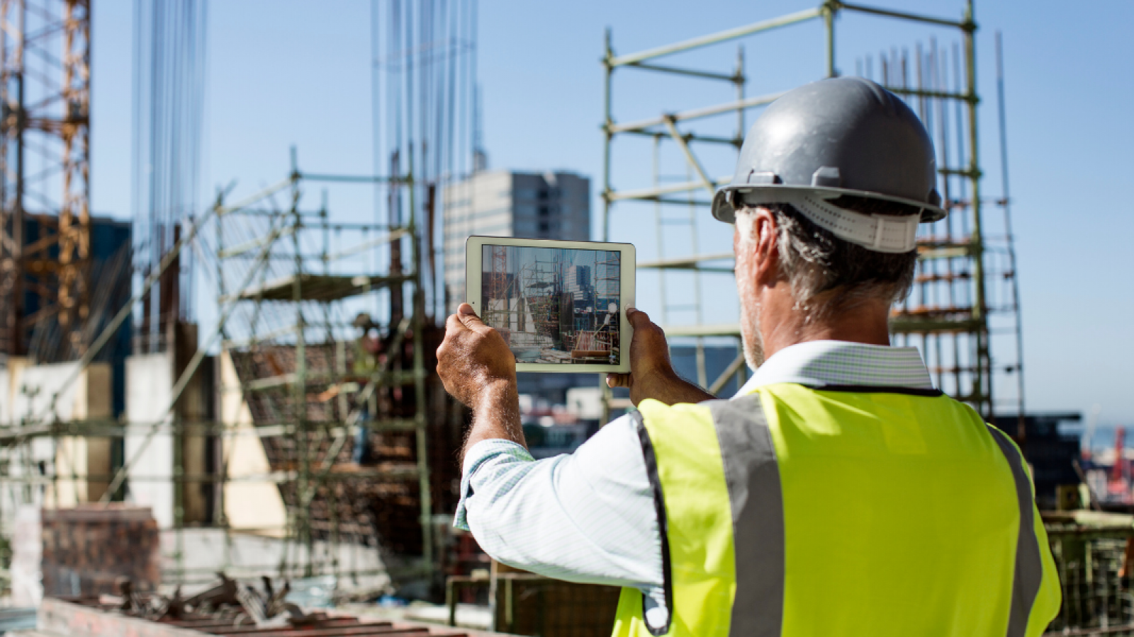 Mann fotografiert eine Baustelle
