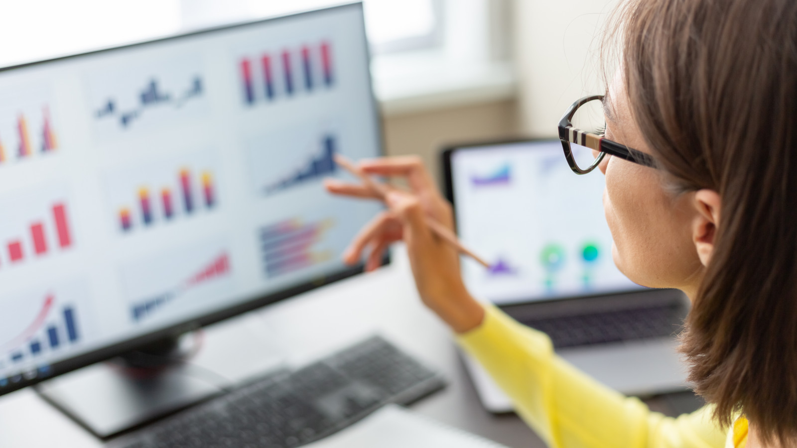 Frau vor PC Bildschirm