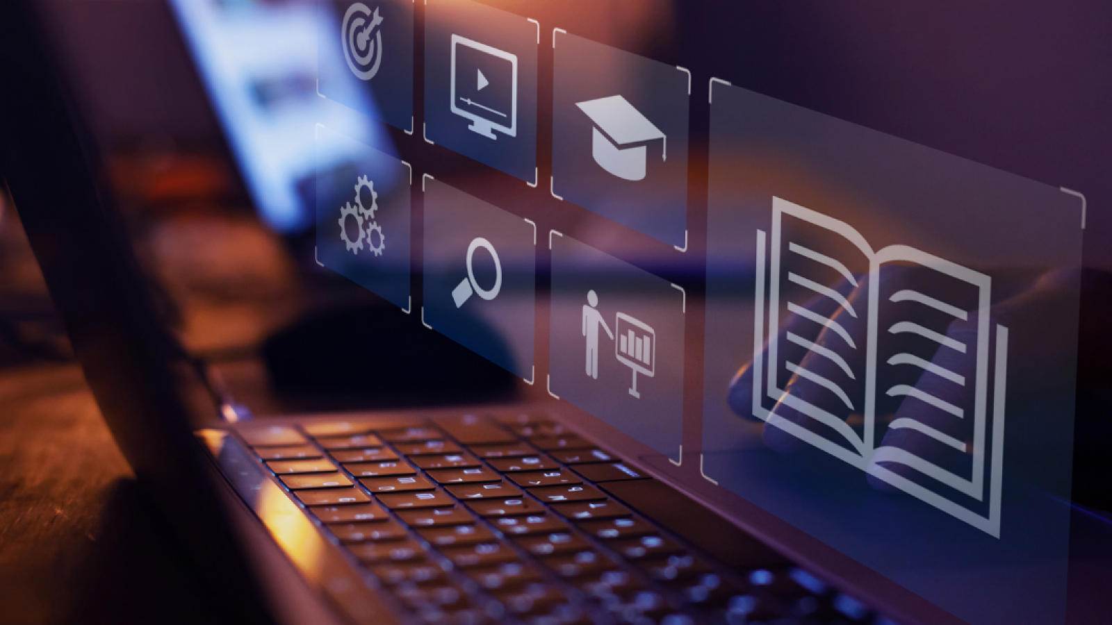 Laptop mit eingeblendeten digitalen Lern-Icons wie Buch, Abschlusskappe, einem Bildschirm.