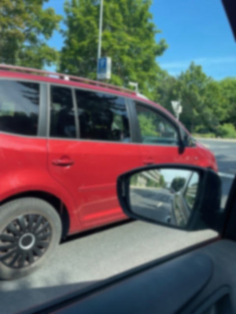 Rotes Auto mit Weichzeichner