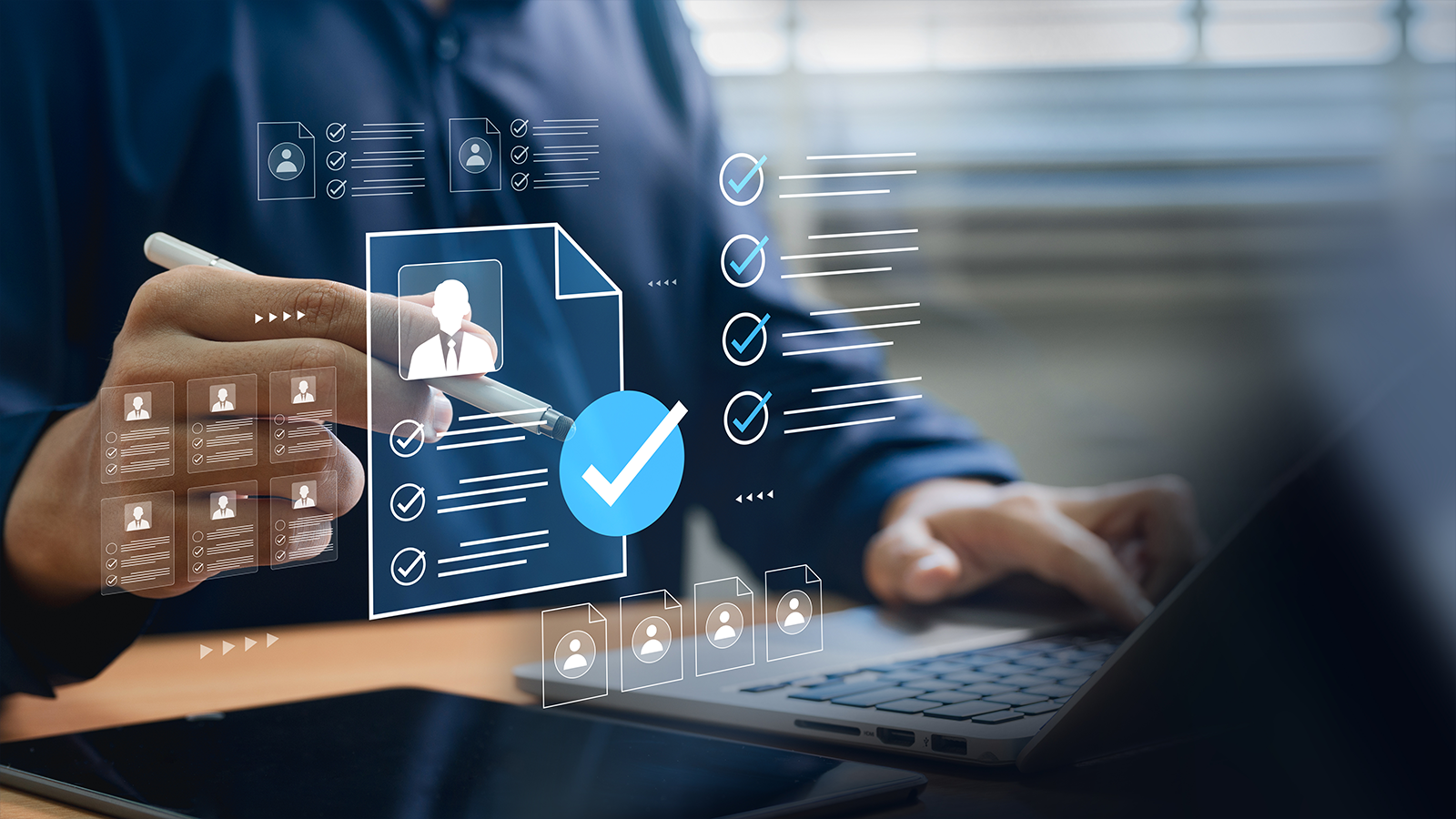 Symbolbild für KI im Einsatz im HR-Management. Virtueller Bildschirm mit Symbolen aus dem Personalbereich, wie einem Lebenslauf. Eine reale Person bedient diesen Bildschirm mit einem Stift.