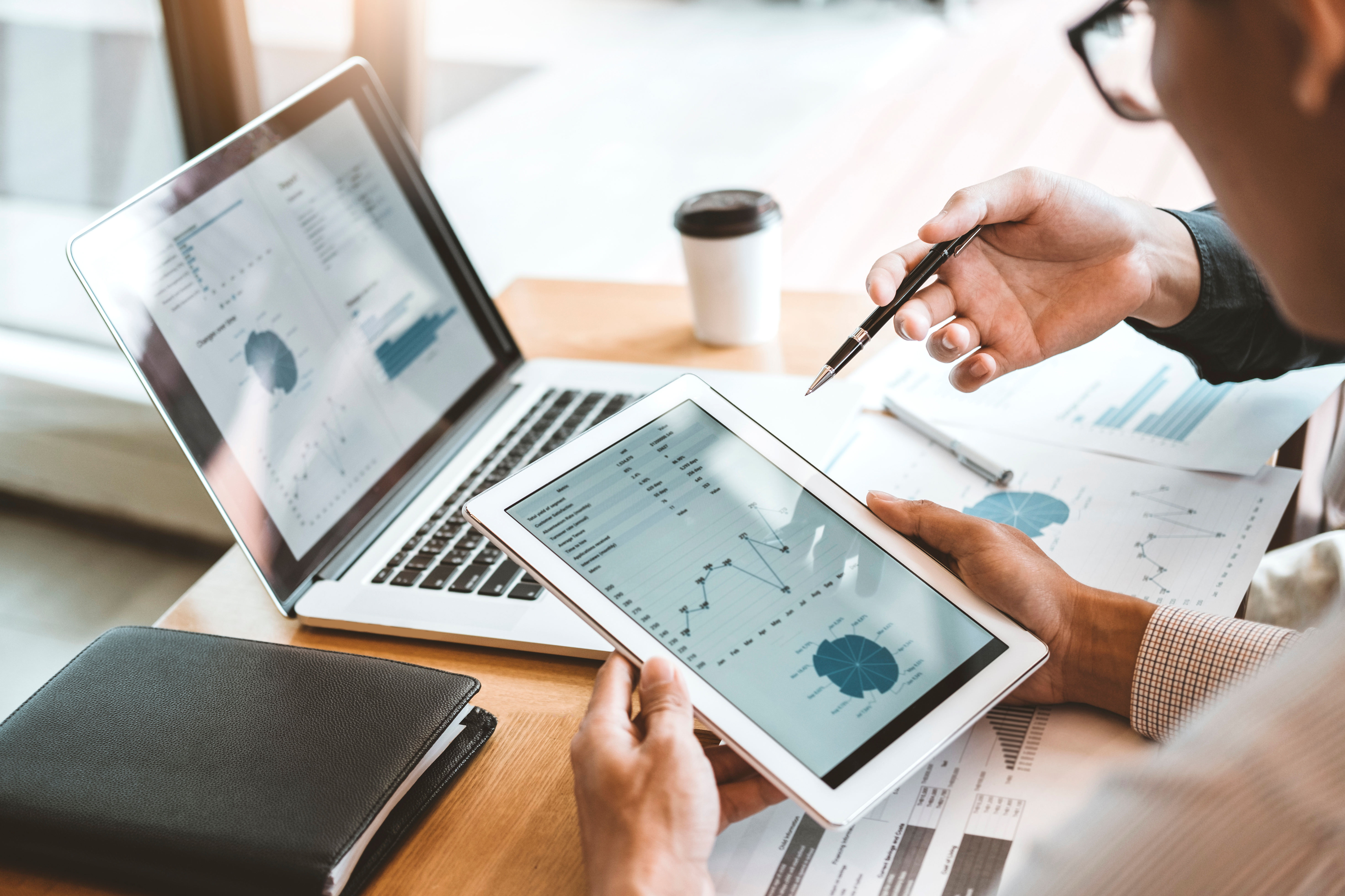 Mitarbeiter analysieren Daten