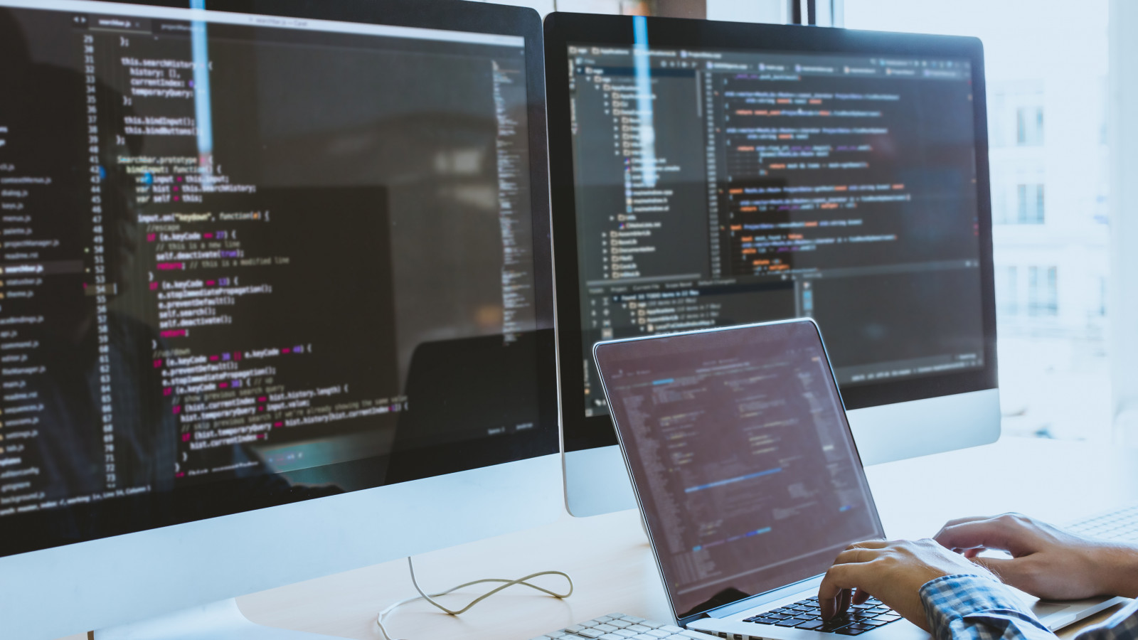 3 Computer Monitore mit Software Code