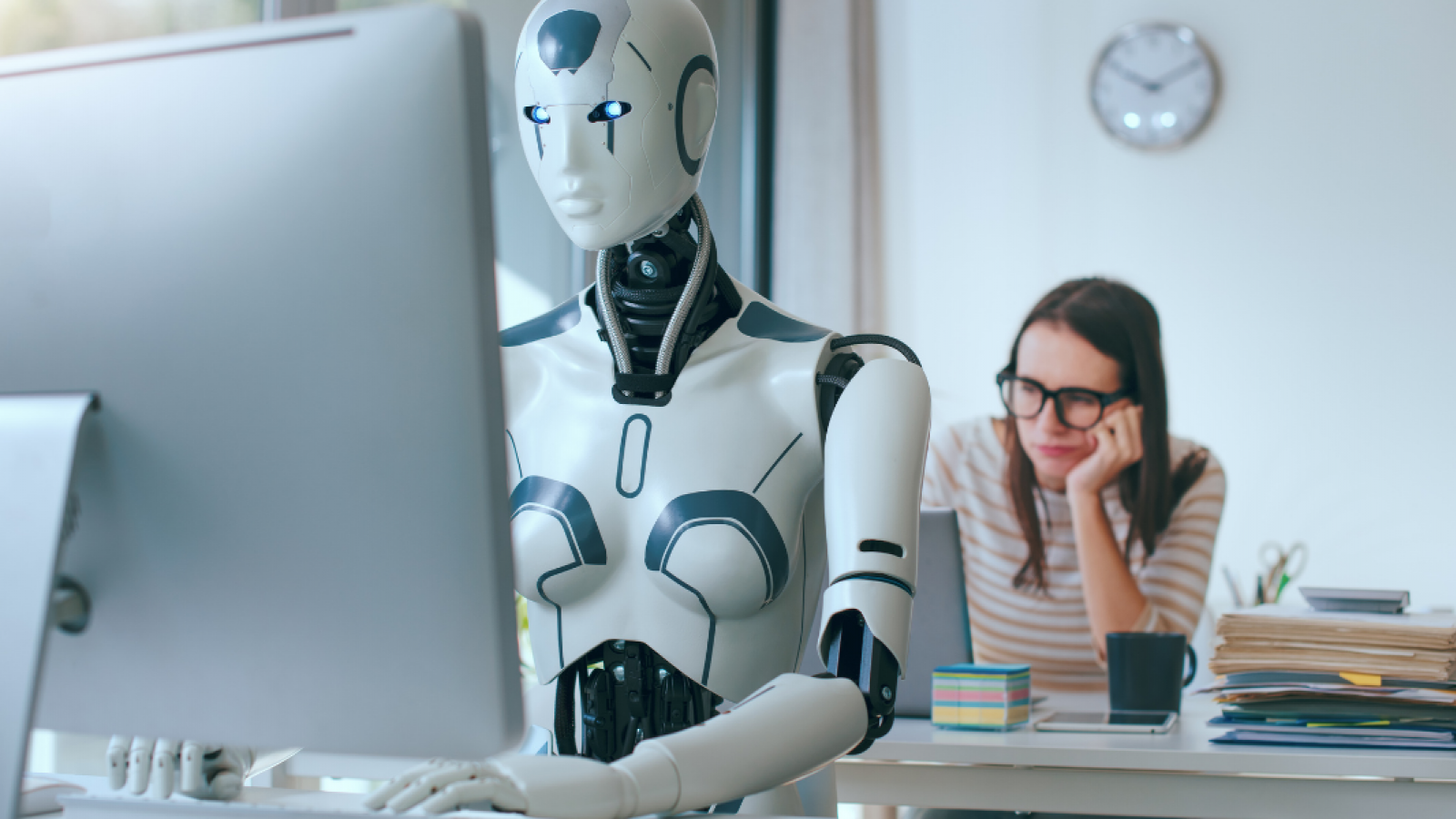 KI Roboter an einem PC