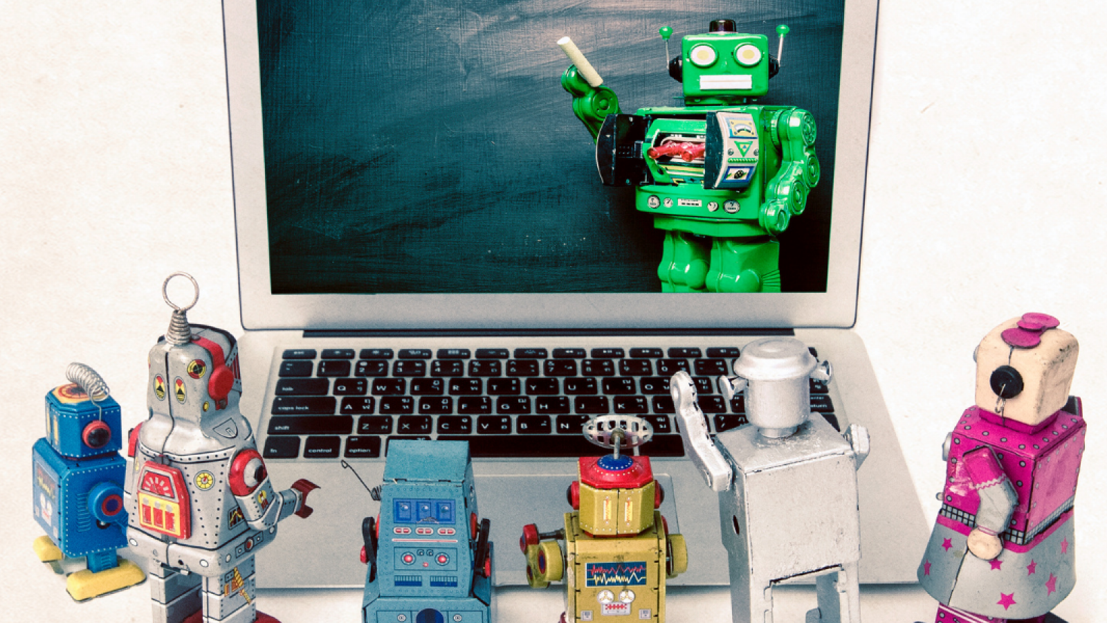 Kleine Spielzeugroboter vor einer Tafel