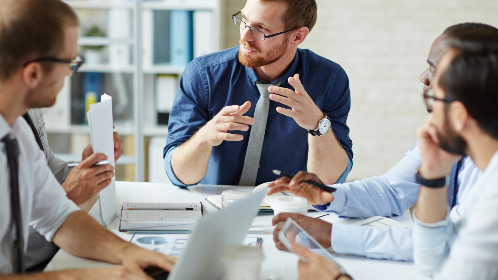 Team sitzt an einem Tisch