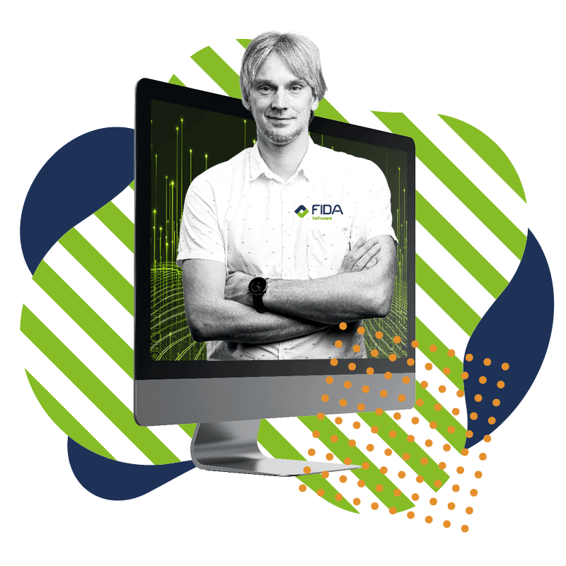 Porträt eines lächelnden Mannes mit verschränkten Armen in einem Monitorrahmen, umgeben von grünen und blauen grafischen Formen.