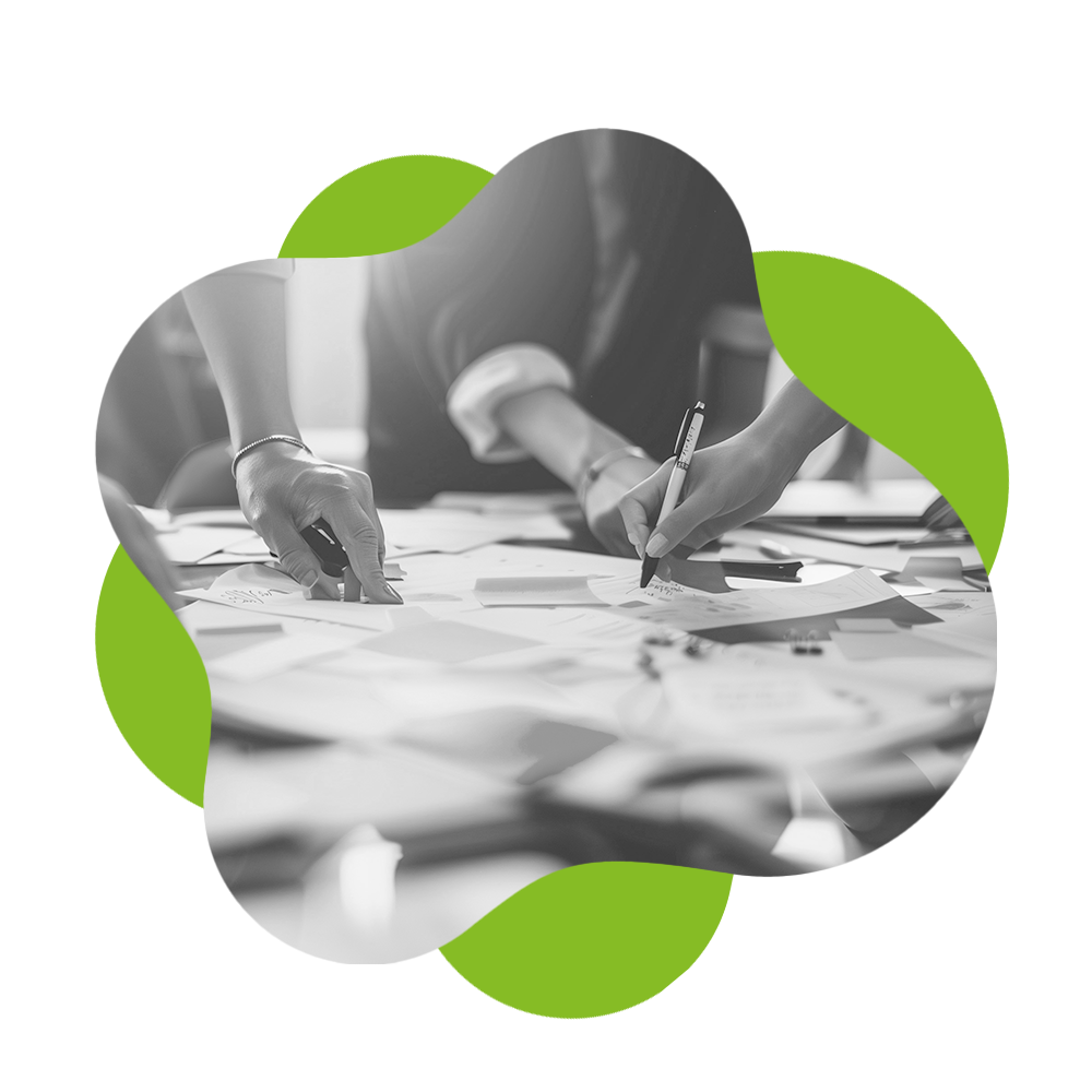 Tisch voll mit Unterlagen