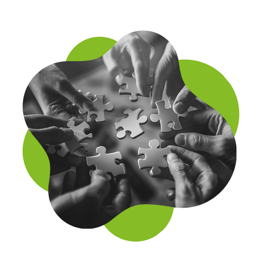 Hände halten Puzzlestücke zusammen