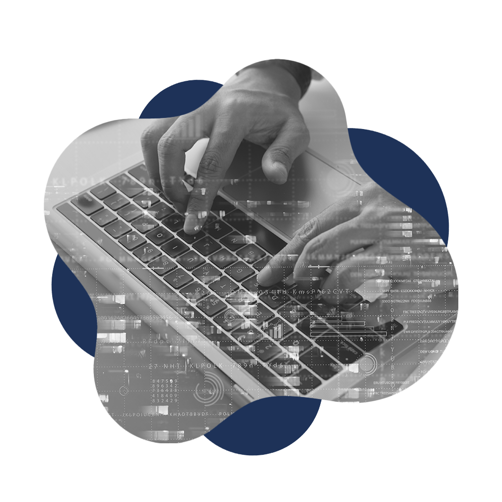 Hände die auf einer tastatur tippen