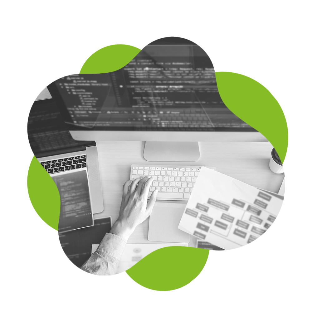 Desktop Computer mit geöffnetem Code-Editor-Programm