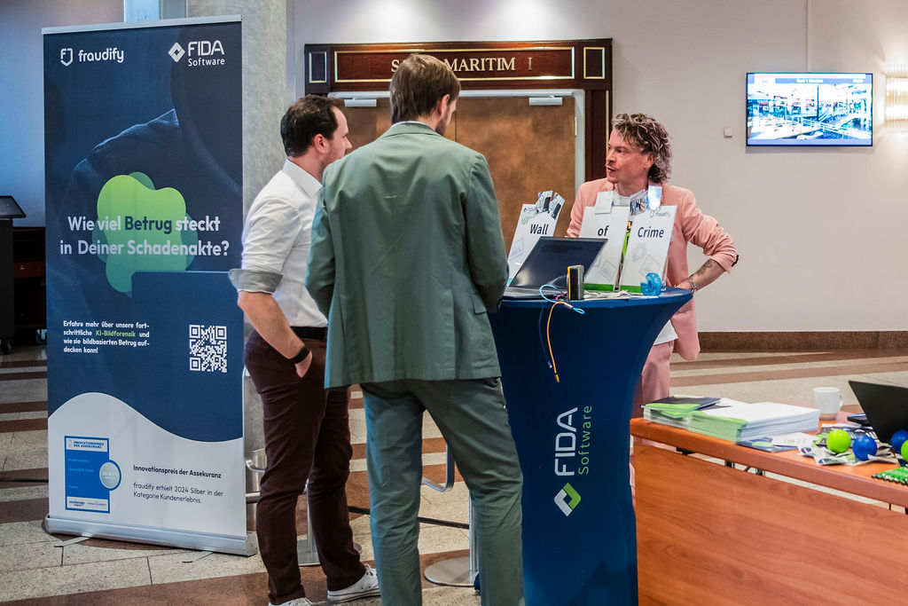 Messestand mit Menschen